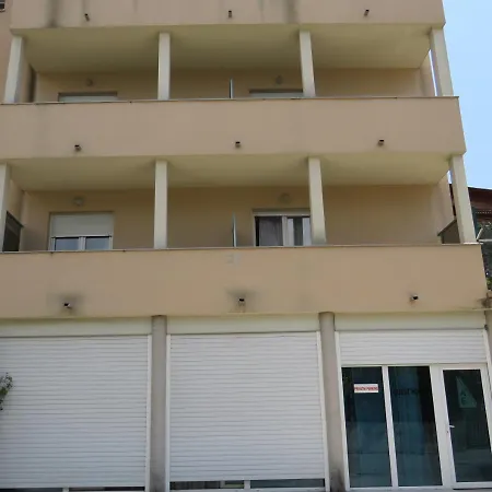 Apartman 11 *